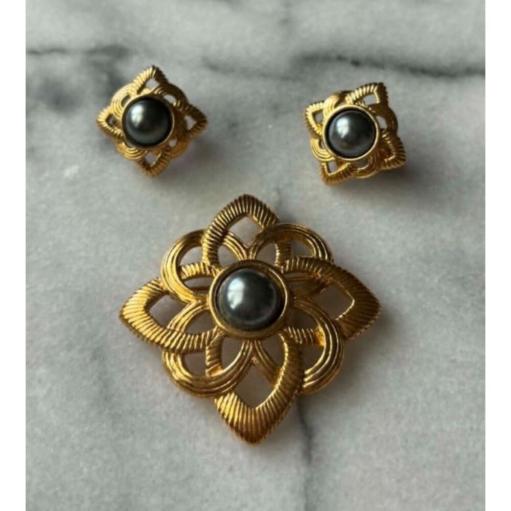 Avon Celtic Style Cabochon Brooch Clip On Earring Set Gold Tone Dark Grey Vntg